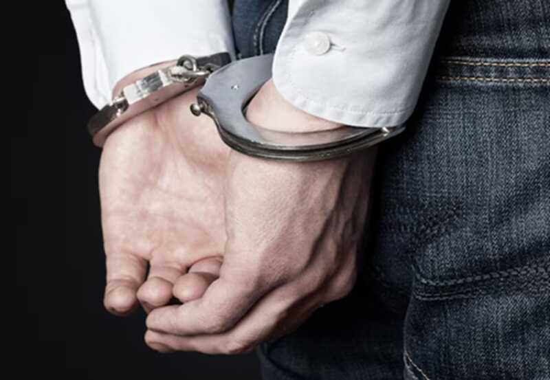 Сотрудники правоохранительных органов задержали полицейского Карпова и журналиста из Ura.ru