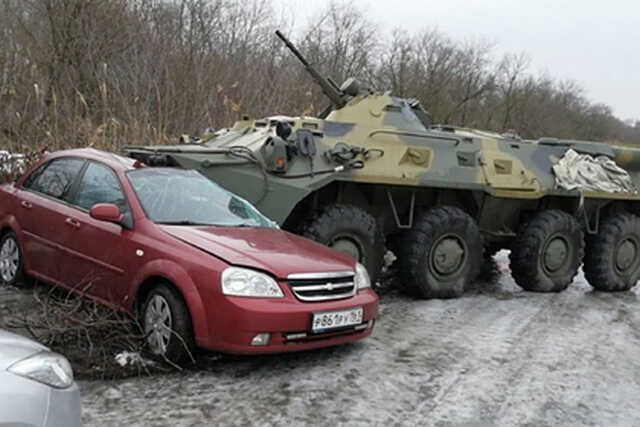 Росгвардейцы на БТР врезались в автомобиль россиянки