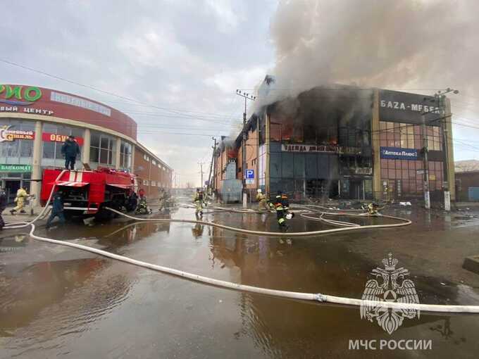 Торговый центр полыхает на площади в тысячу квадратов на Кубани