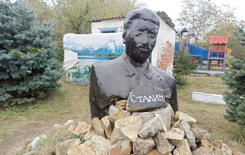 Бюст Сталина в станице Галюгаевской вызвал бурные обсуждения в социальных сетях из-за неудачной реставрации