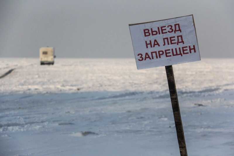 В Приморье автомобиль ушел под лед