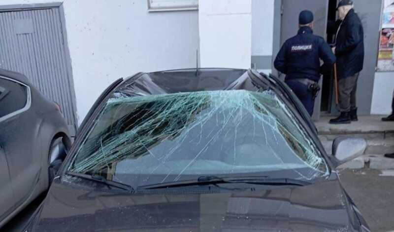 В Екатеринбурге пожилая женщина упала с шестого этажа на автомобиль