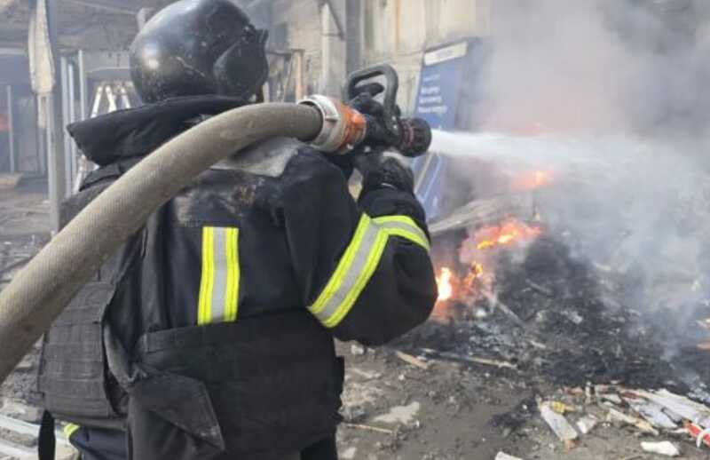 В Харькове после атаки дронов произошли возгорания в жилых домах и на складах