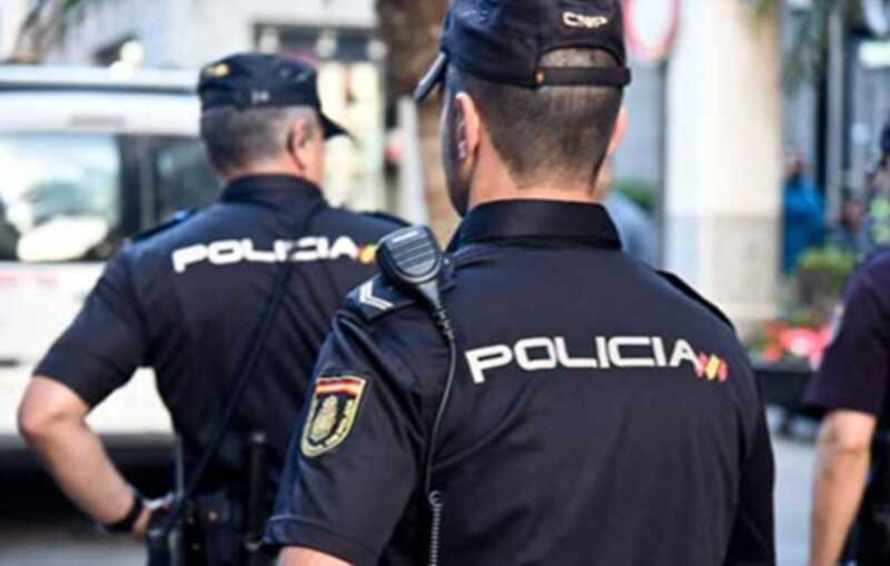 В Испании сотрудники полиции задержали наркоторговца, который случайно предложил им наркотики