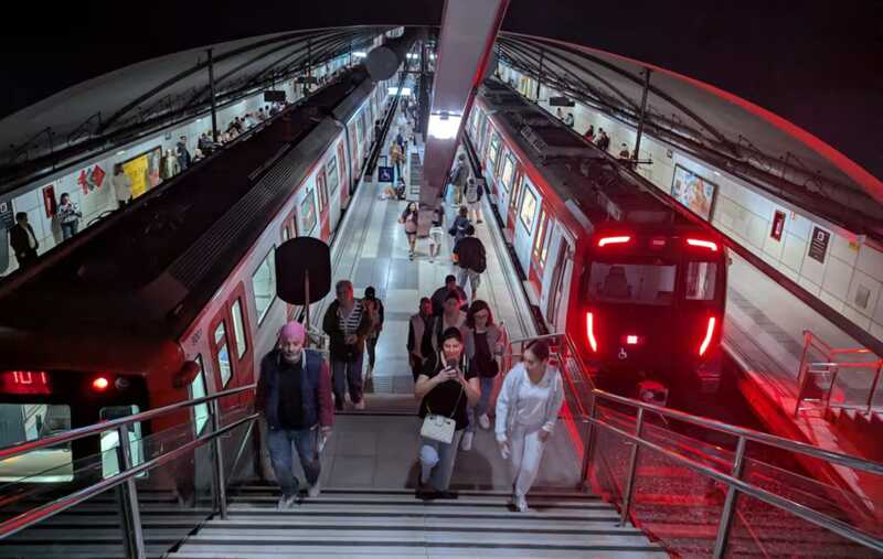 В Барселоне множество людей оказались заблокированы в вагонах метро и поездов из-за технической неисправности
