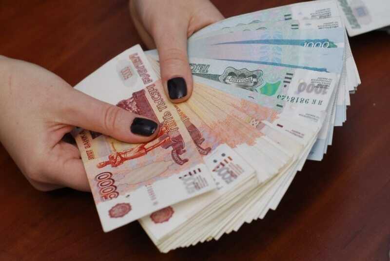 В Ленинградской области женщина потеряла свои сбережения, пытаясь обменять рубли на доллары