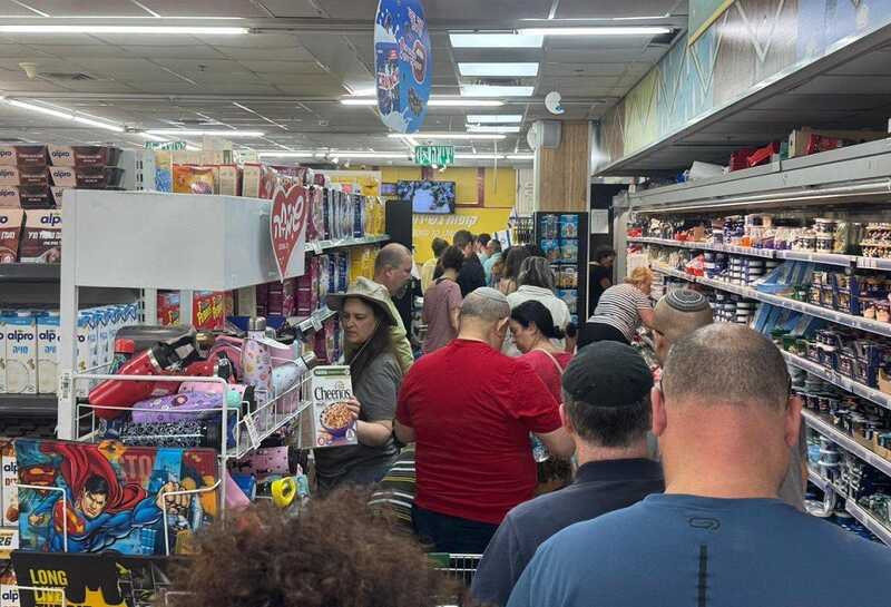 Израильтяне массово покупают продукты из-за напряжённости с Ираном
