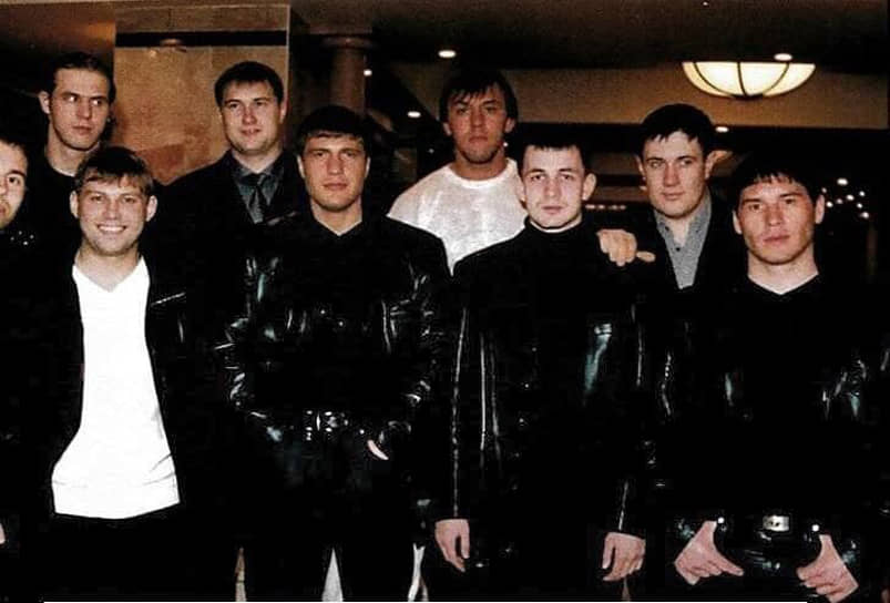 Участники ОПС на фото 2001 года. Дмитрий Лесняков (крайний слева во втором ряду), Дмитрий Завьялов (в белой футболке), Михаил Пуртов (второй слева в первом ряду) (2001 год) и Андрей Чабанов (во втором ряду справа), единственный из руководителей ОПС, все еще остающийся на свободе uriqzeiqqiuhdrm uriqzeiqqiuhrmf kkiqqqidrrirtvls rdiqqxiddhidrkrt
